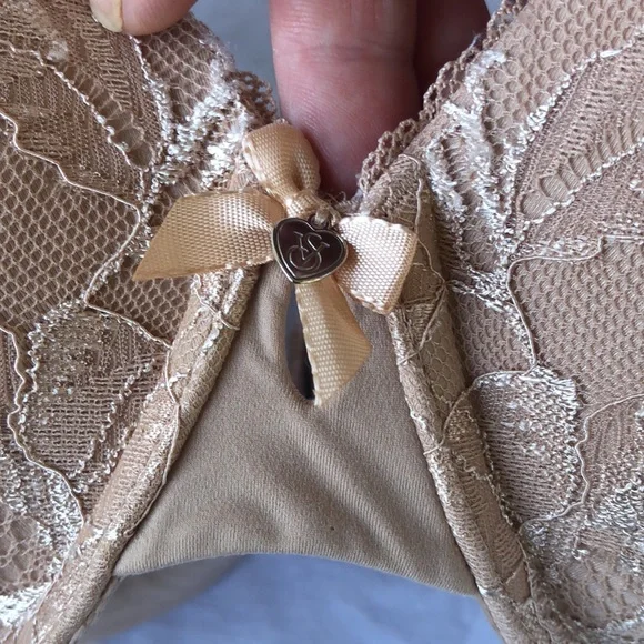 Victoria’s Secret Body by Victoria’s Secret perfect coverage tan bra - Picture 10 of 10